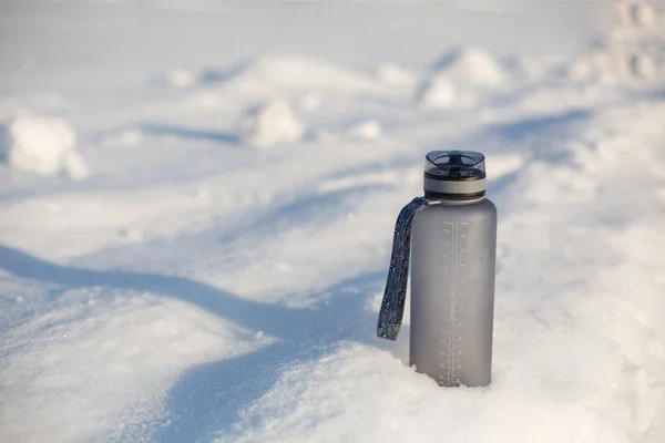 Szary Spotive Plastikowy Drink Butelka Śniegu — Zdjęcie stockowe