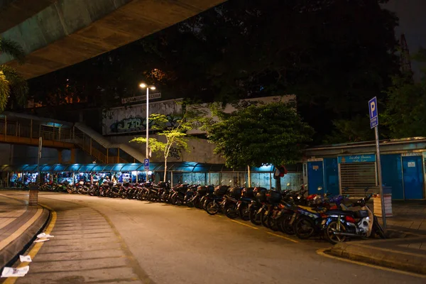 马来西亚吉隆坡 2018年2月13日 吉隆坡夜街 带摩托车停车场 — 图库照片