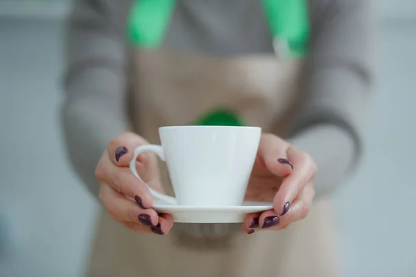 Barista Schort Coffeeshop Geven Alleen Gebrouwen Verse Koffie Naar Klant — Stockfoto