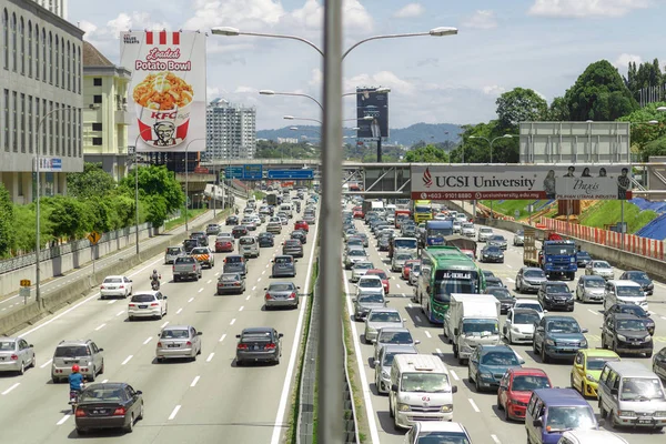 马来西亚吉隆坡 2018年2月13日 列车在交通高峰期到达吉隆坡现代城市交通堵塞的 Lrt — 图库照片