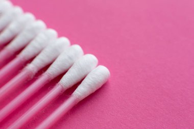 Pembe bir arka plan üzerinde çapraz bir çizgi pamuk tomurcukları yukarıdan portre görünümünde girildi.