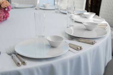 Olay beyaz Restoran tablo görev yaptı ve misafirler için bekleyin.