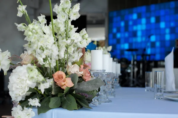 Tabel Van Pasgetrouwden Restaurant Decoratie Verse Bloemen Kaarsen Bruiloft Verse — Stockfoto