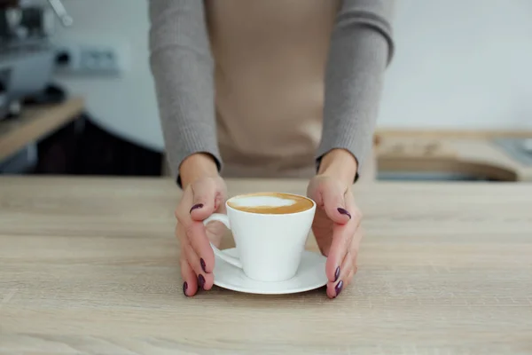 Barista Schort Coffeeshop Geven Alleen Gebrouwen Verse Koffie Naar Klant — Stockfoto