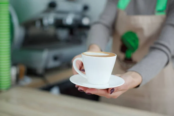 Barista Schort Coffeeshop Geven Alleen Gebrouwen Verse Koffie Naar Klant — Stockfoto