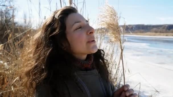 Portrét Krásné Dívky Břehu Zamrzlé Řeky Užívat Přírody Smát Hrát — Stock video
