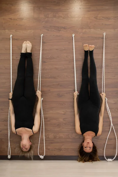 Wanita tergantung pada tali terbalik berlatih yoga pada tali membentang di gym. Fit and wellness gaya hidup — Stok Foto