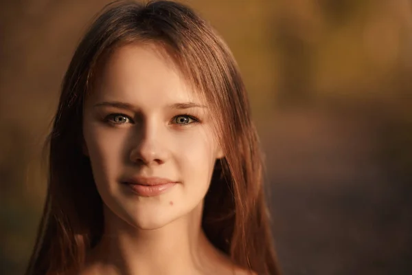 Potret wanita muda tersenyum di taman musim gugur dengan cuti kuning — Stok Foto