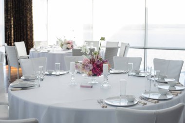 Olay beyaz Restoran tablo görev yaptı ve hassas taze çiçeklerle süslenmiş