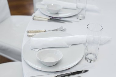 Tablo restoranda servis. temiz beyaz yemekleri düzeni üzerinde beyaz masa örtüsü