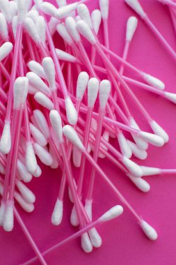 Pembe arka planda beyaz başlı pembe pamuk tomurcukları var.