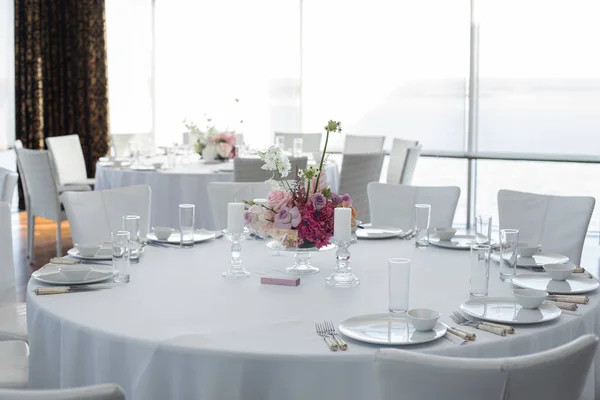 Tafel van Event witte restaurant geserveerd en versierd met delicate verse bloemen — Stockfoto