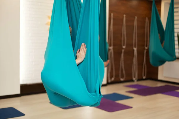 Meditação de mulher em rede. voar ioga alongamento exercícios em gy — Fotografia de Stock
