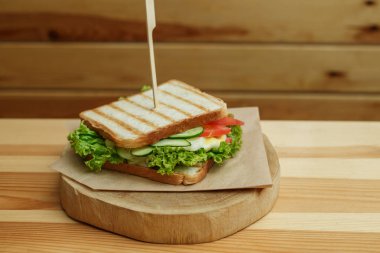 pastırma, taze sebze, yeşil salata ve dar sulu sandviç