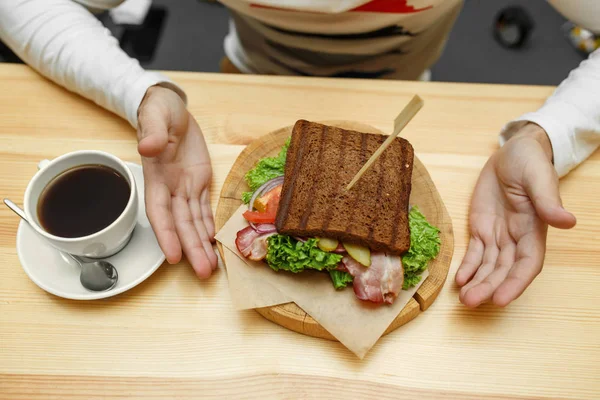 Kafede adamı onun sipariş sandviç ve kahve — Stok fotoğraf