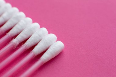 Pembe bir arka plan üzerinde çapraz bir çizgi koydu pamuk tomurcukları üzerinde closeup Üstten Görünüm