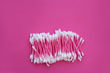 Pembe arka planda beyaz başlı pembe pamuk tomurcukları var.