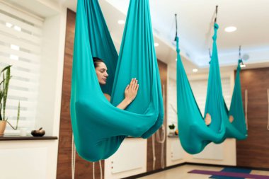Kadın meditasyon hamak. gy içinde germe egzersizleri yoga sinek