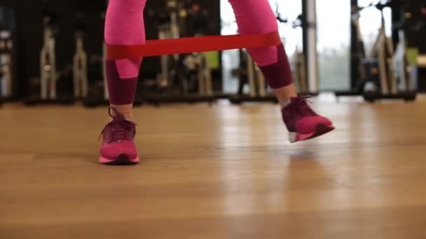 Tatlı Kadın Ayak Egzersiz Ile Direnç Band Içinde Jimnastik Salonu — Stok video