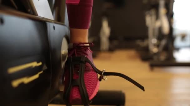 Closeup Vrouw Voet Sportkleding Spinning Pedalen Hometrainer Sportschool — Stockvideo