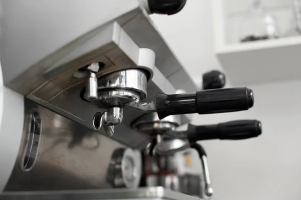 RVS toestel te brouwen koffie koken. Onderdelen van koffiemachine. Closeup koffiemachine houder geïnstalleerd in machine — Stockfoto