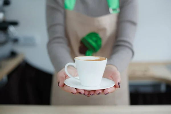 Barista in schort in coffeeshop geven alleen gebrouwen verse koffie te — Stockfoto