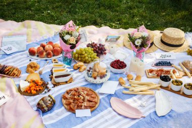 Yaz piknik battaniyeyle lezzetli yemekler ve snacks bu. Yaz hafta sonları
