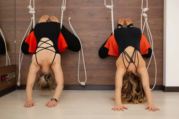 Wanita berlatih yoga pada tali peregangan di gym. Fit and wellness gaya hidup — Stok Foto