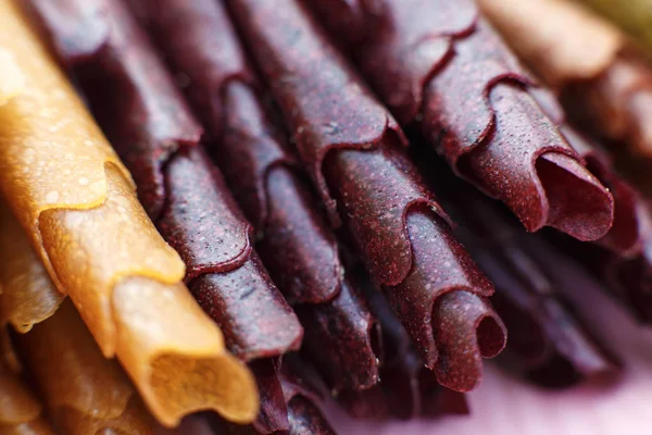 Primer plano conjunto de rollos de pastillum de colores en la bandeja — Foto de Stock