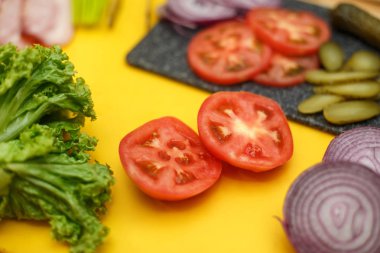 Yemek sandviç. Ahşap masa hazır sandviç yemek için tüm ingradients