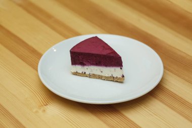 Meyve cheesecake restoranda beyaz plaka üzerinde