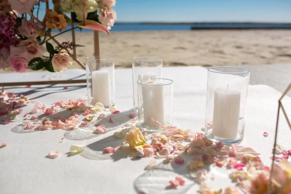 Event decoration. Wedding chuppa at riverside decorated with fre — Stock Photo, Image