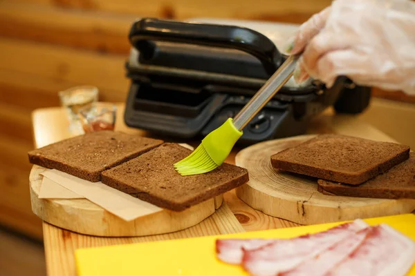 Espalhe a manteiga no pão antes de fritá-lo na torradeira — Fotografia de Stock