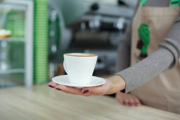 Barista in schort in coffeeshop geven alleen gebrouwen verse koffie te — Stockfoto