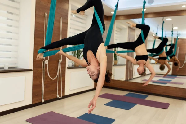 Wanita peregangan terbalik di tempat tidur gantung. terbang kelas yoga di gym. Fit and wellness gaya hidup — Stok Foto