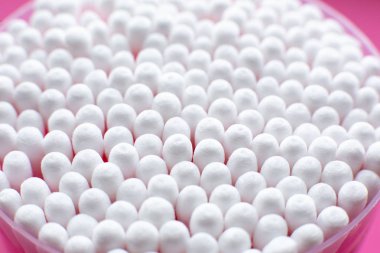 Yukarıdan, pembe arkaplandaki pamuk tomurcukları paketinde yakın plan görünümü