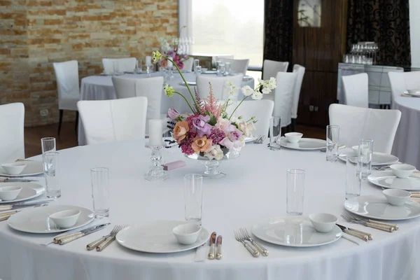 Tafel van Event witte restaurant geserveerd en versierd met delicate — Stockfoto