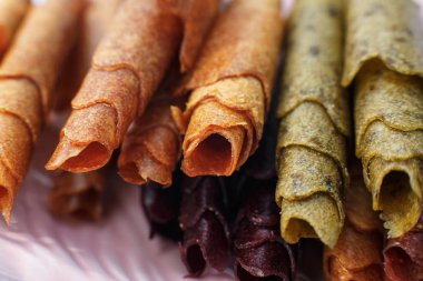 Renkli pastillum kümesi closeup tepsi üzerinde rulo