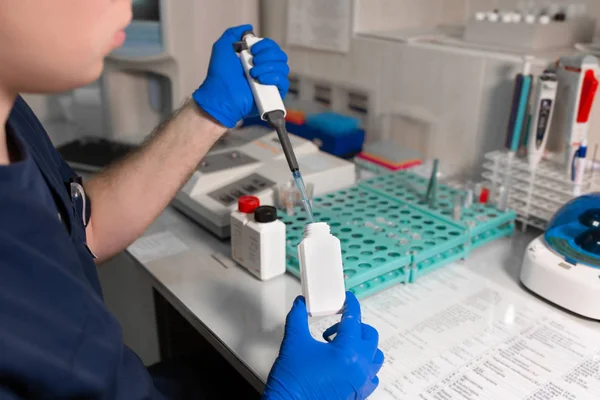 Asystent w laboratorium analizy próbki krwi za pomocą Mikropipety — Zdjęcie stockowe