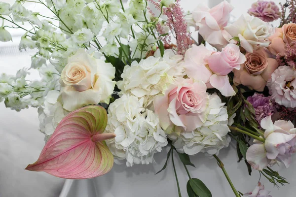 Tafel van Event witte restaurant geserveerd en versierd met delicate verse bloemen — Stockfoto