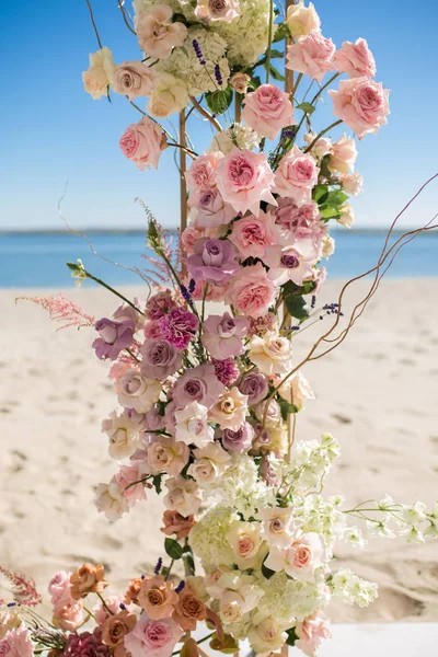 Parte do arco de casamento decorado com flores frescas está situado no fundo do céu azul. florista casamento arranja fluxo de trabalho — Fotografia de Stock