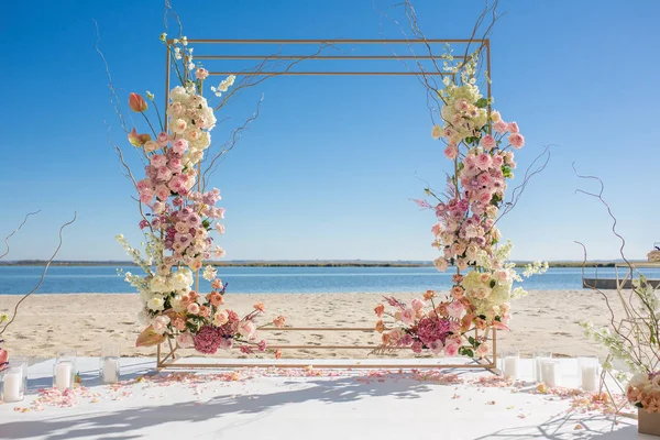 Event decoration. Wedding chuppa at riverside decorated with fre — Stock Photo, Image