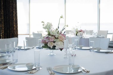 Olay beyaz Restoran tablo görev yaptı ve hassas taze çiçeklerle süslenmiş