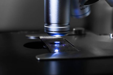 Closeup mikroskop objektif laboratuvar gri arka plan üzerinde
