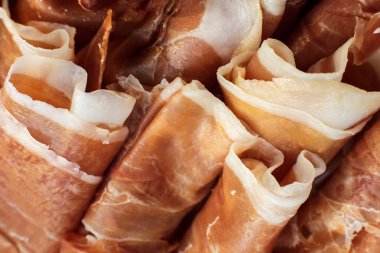 Taze dilimlenmiş Closeup jamon alır. Yaz hafta sonları