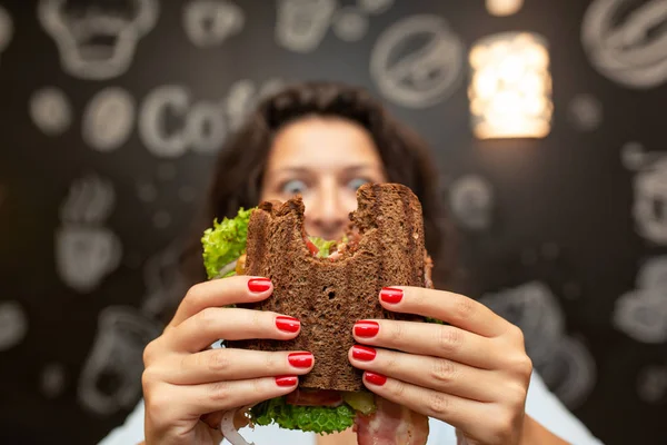 Closeup engraçado desfocado protrait de jovem mulher segurar mordido sandwi — Fotografia de Stock