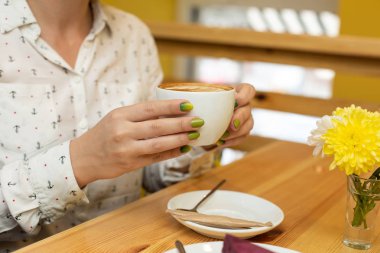 Kadın cheessecake ve kahve restoranda akşam yemeği