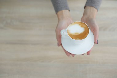 Barista kahve dükkanı vermek önlük sadece için taze kahve demlendi