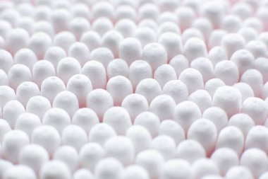 Yukarıdan, pembe arkaplandaki pamuk tomurcukları paketinde yakın plan görünümü