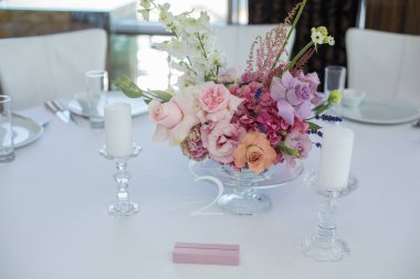 Olay beyaz Restoran tablo görev yaptı ve hassas taze çiçeklerle süslenmiş